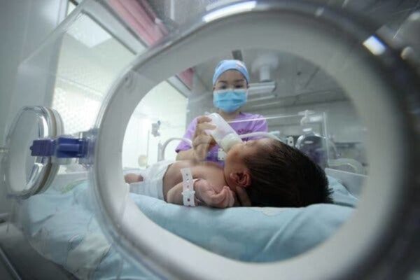 Los nacimientos en China alcanzan un mínimo histórico, un problema político para Beijing